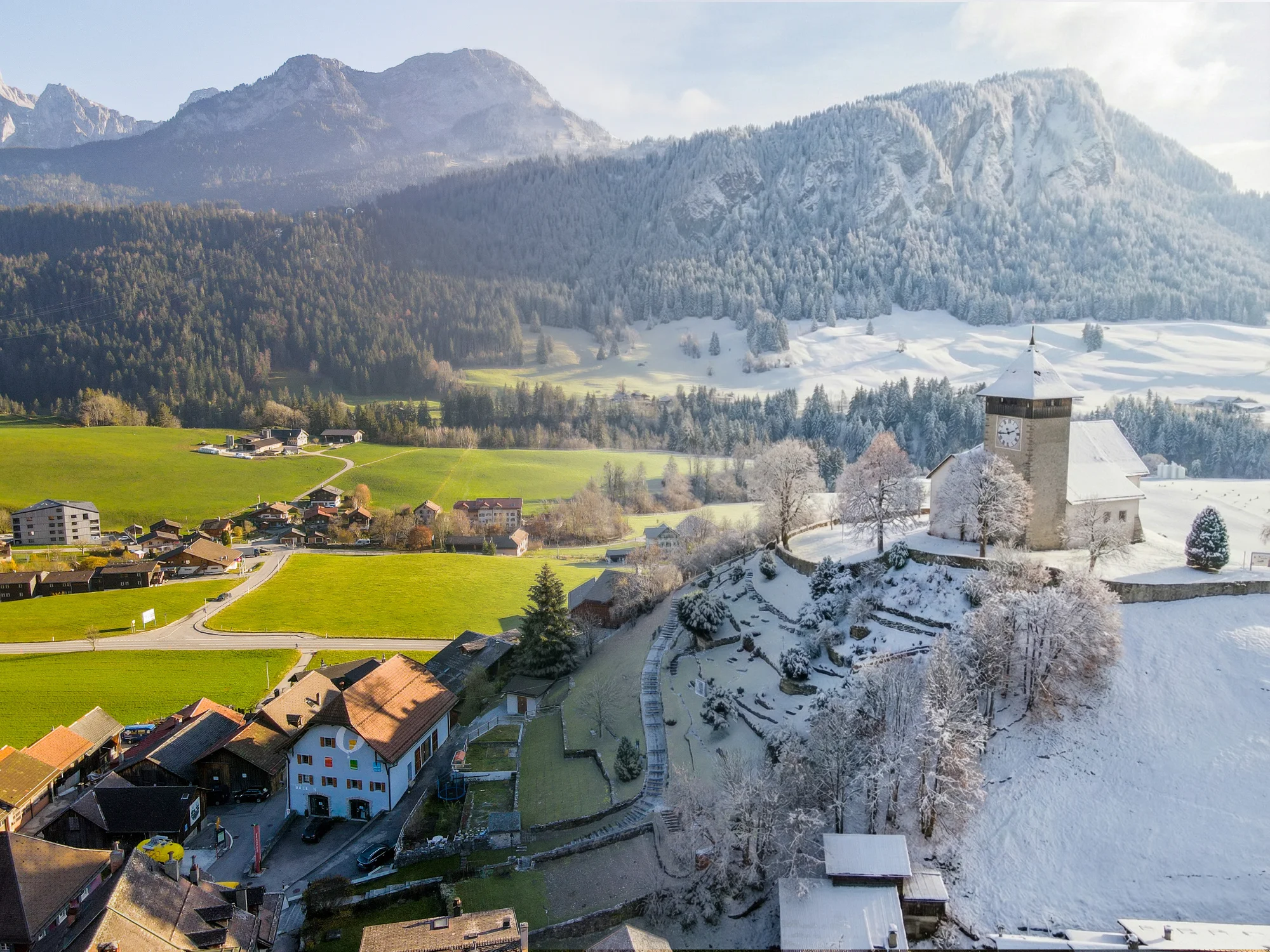 Château-d'Œx en été et en hiver